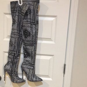 Pretty Little Thing size 6 thigh high heel boot pre owned in great condtion